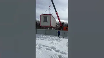 Установка бытовки манипулятором .